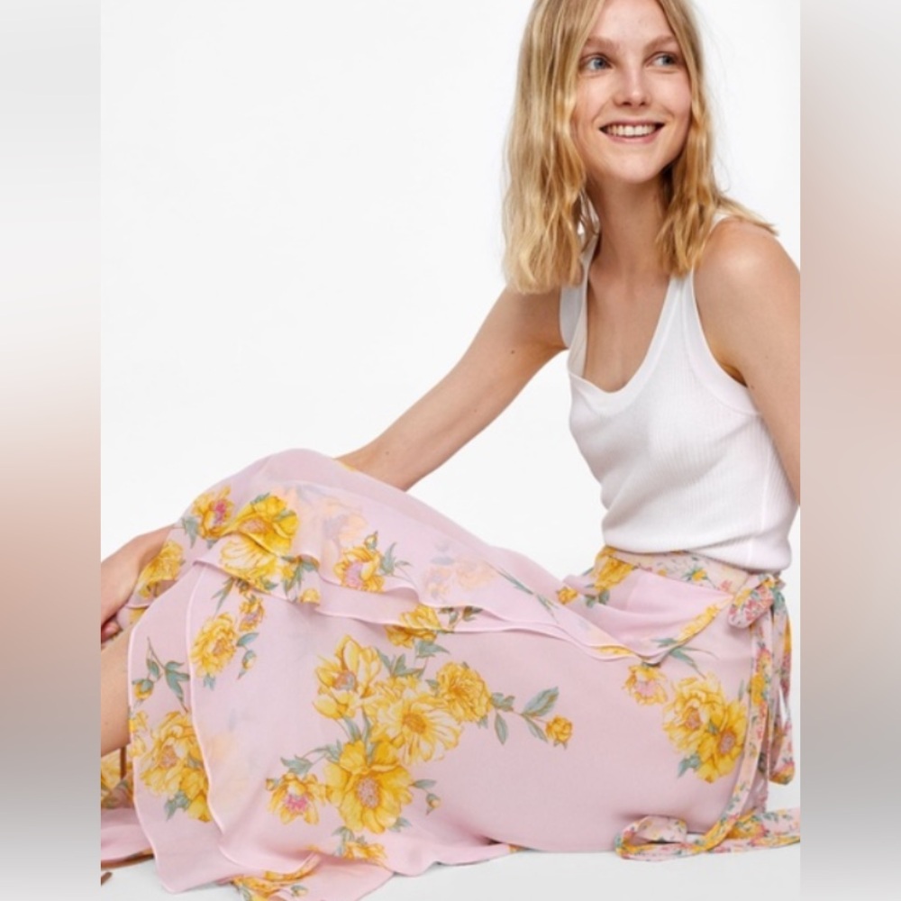 Gorgeous, new Zara flowers print size small wrap skirt